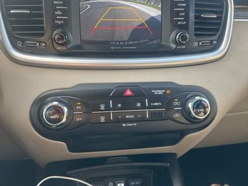 Used 2018 Kia Sorento AWD image 18