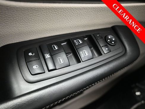 Used 2024 Chrysler Pacifica Touring-L image 28