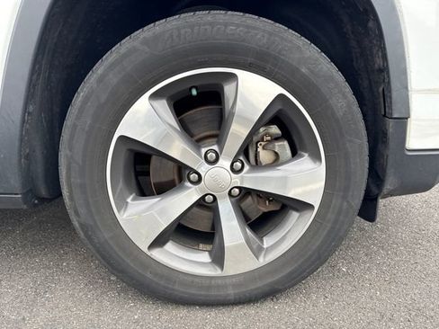 Used 2019 Jeep Cherokee Limited image 11