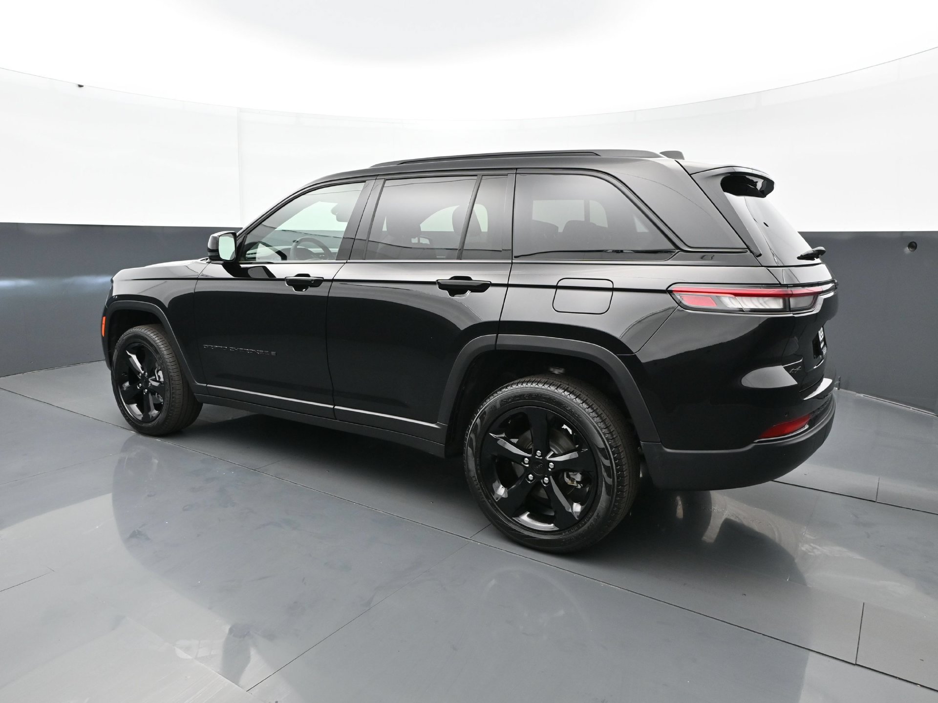 Used 2025 Jeep Grand Cherokee Limited w/ Black Appearance Package AWD/4WD image 4