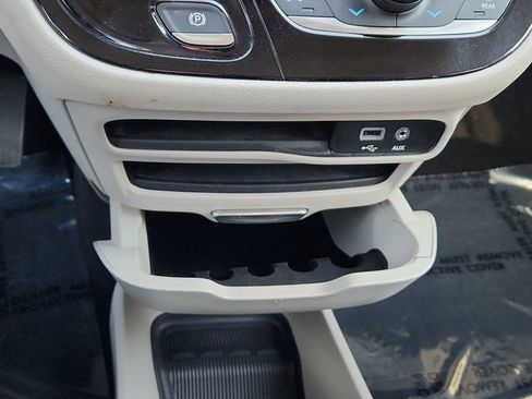 Used 2019 Chrysler Pacifica Touring-L image 44