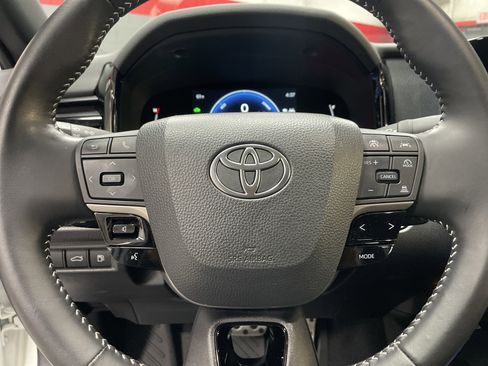 Used 2025 Toyota Camry SE image 18
