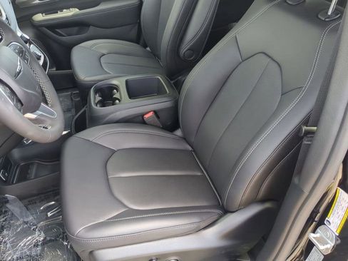 New 2025 Chrysler Voyager LX image 14