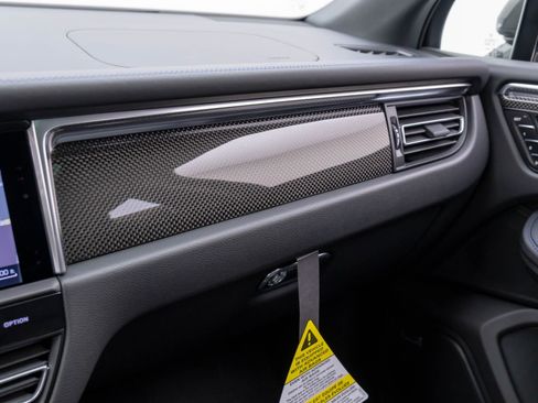 Certified 2025 Porsche Macan Turbo image 28