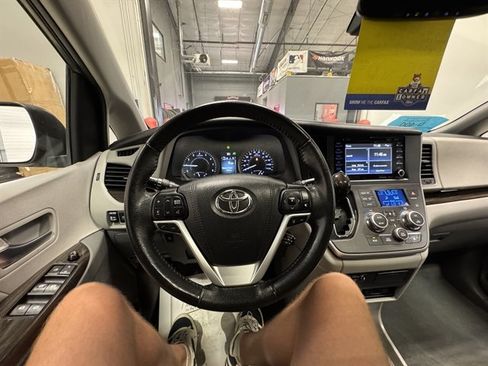 Used 2020 Toyota Sienna XLE Premium FWD image 27