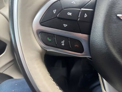 Used 2019 Chrysler Pacifica Limited w/ Tire & Wheel Group FWD image 18