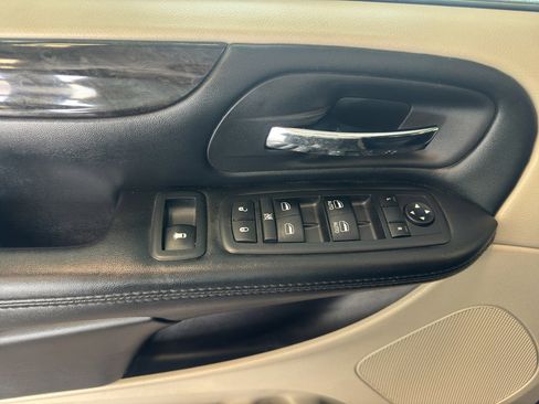 Used 2019 Dodge Grand Caravan SE w/ UConnect Hands-Free Group image 9