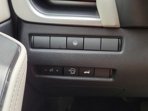 Certified 2025 Nissan Rogue SV FWD image 29
