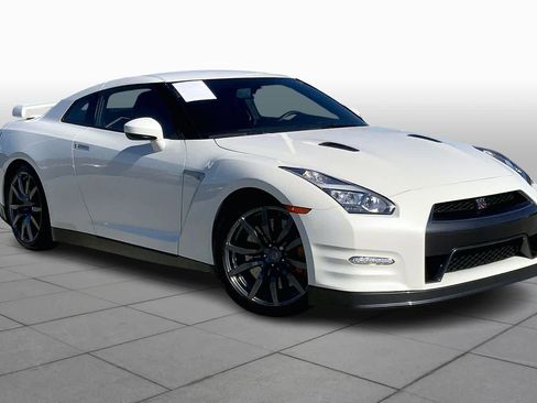 Used 2015 Nissan GT-R Premium image 2
