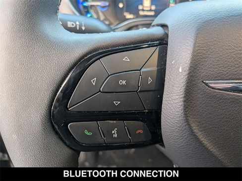 Used 2022 Chrysler Pacifica Limited w/ Uconnect Theater Family Group image 6