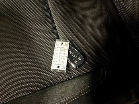 Used 2020 Chevrolet Traverse LT image 30