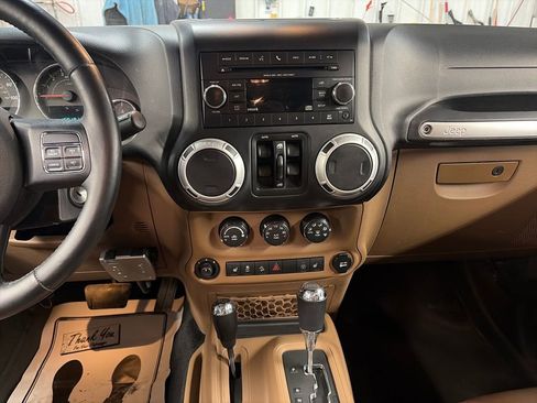 Used 2014 Jeep Wrangler Unlimited Sahara w/ Connectivity Group AWD/4WD image 19