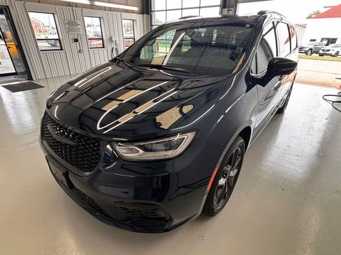 Used 2025 Chrysler Pacifica Limited AWD/4WD image 6