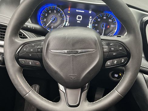 Used 2023 Chrysler Pacifica Touring FWD image 14