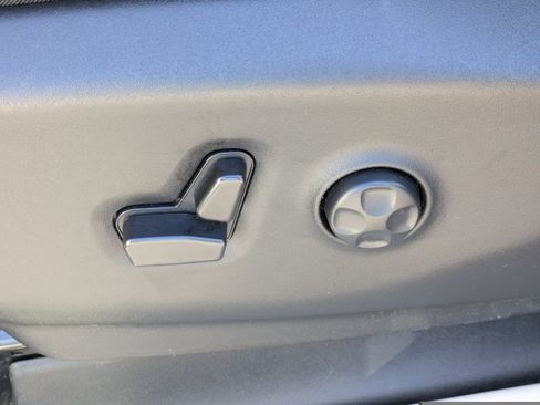 Used 2024 Chrysler Pacifica Touring-L image 19