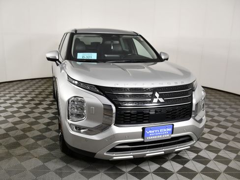 Used 2022 Mitsubishi Outlander SE image 3
