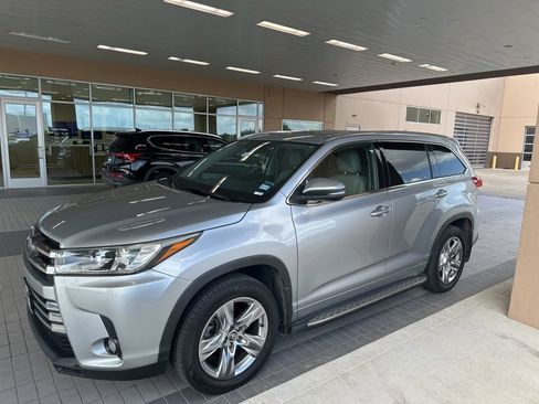 Used 2018 Toyota Highlander Limited FWD image 1