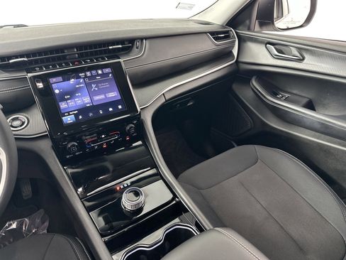 Used 2023 Jeep Grand Cherokee Laredo image 21