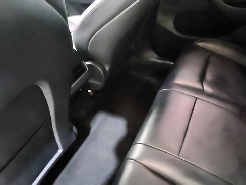Used 2022 Tesla Model Y Long Range AWD/4WD image 29