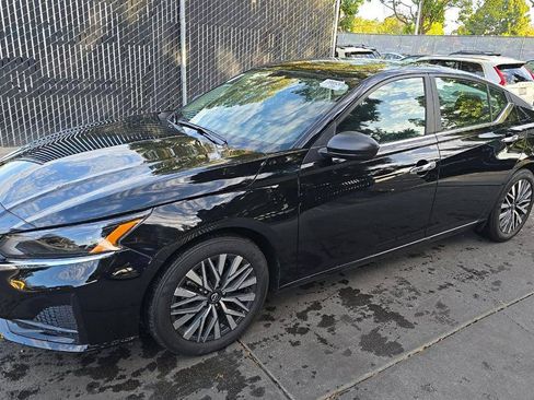 Used 2025 Nissan Altima 2.5 SV FWD image 10