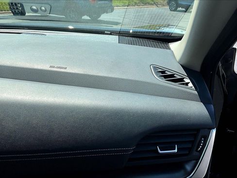 Used 2025 Nissan Rogue SV image 16