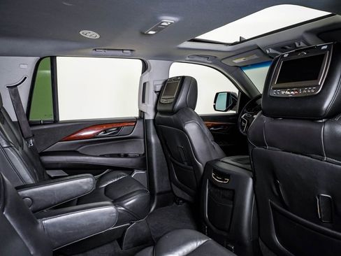 Used 2019 Cadillac Escalade Luxury AWD/4WD image 15