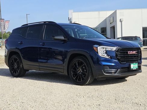 Used 2023 GMC Terrain SLE w/ Driver Convenience Package FWD image 2