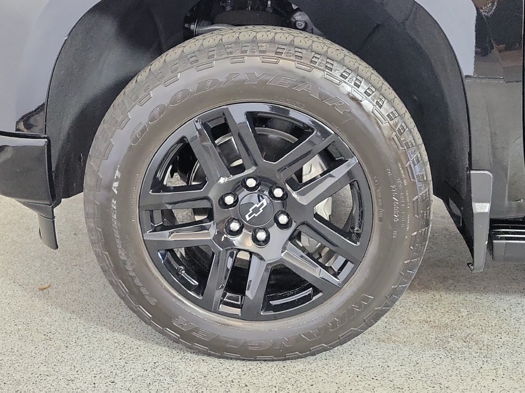 Used 2025 Chevrolet Silverado 1500 High Country w/ Midnight Edition AWD/4WD image 9