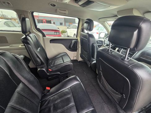 Used 2016 Chrysler Town & Country Touring image 15