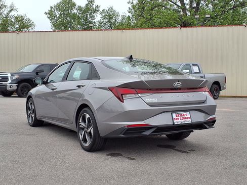 Used 2023 Hyundai Elantra SEL w/ Convenience Package FWD image 3