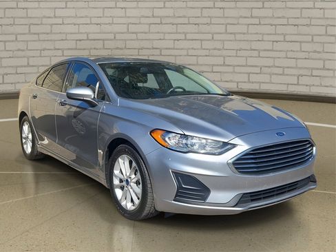 Used 2020 Ford Fusion SE image 3
