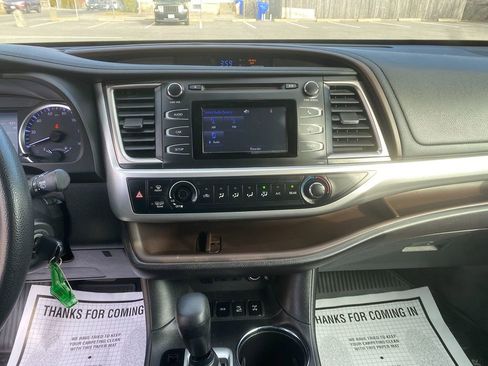 Used 2019 Toyota Highlander LE AWD/4WD image 20
