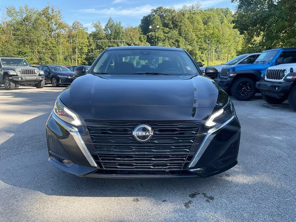 Used 2025 Nissan Altima 2.5 SV FWD image 2