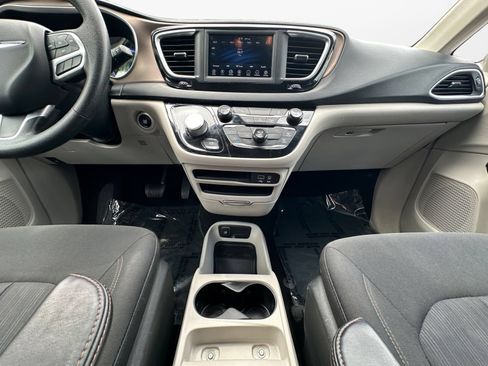 Used 2019 Chrysler Pacifica L FWD image 11