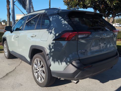 Used 2020 Toyota RAV4 XLE Premium image 8