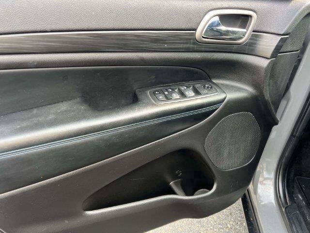 Used 2020 Jeep Grand Cherokee Laredo AWD/4WD image 16