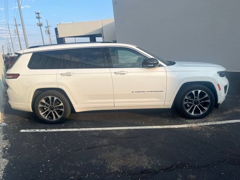 Used 2022 Jeep Grand Cherokee L Overland w/ Luxury Tech Group IV AWD/4WD image 4