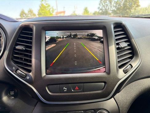 Used 2020 Jeep Cherokee Trailhawk w/ Comfort/Convenience Group AWD/4WD image 15