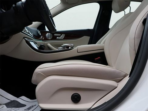 Used 2019 Mercedes-Benz E 300 4MATIC image 38