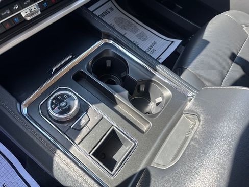 Used 2024 Ford Expedition Max XLT image 19