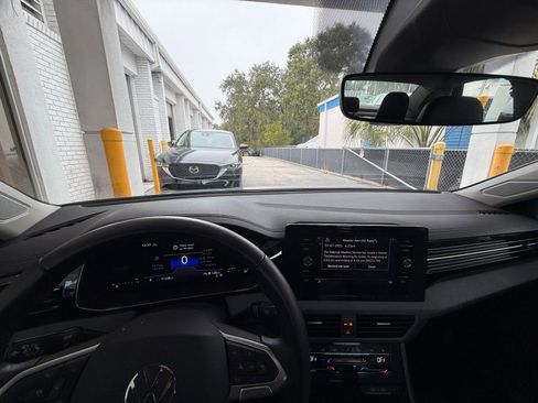 Used 2025 Volkswagen Jetta SE image 33