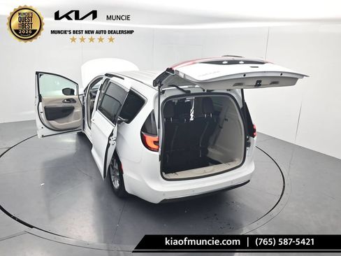 Used 2024 Chrysler Pacifica Touring-L FWD image 51