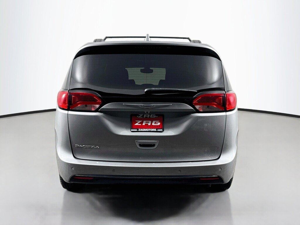 Used 2017 Chrysler Pacifica Touring-L FWD image 4