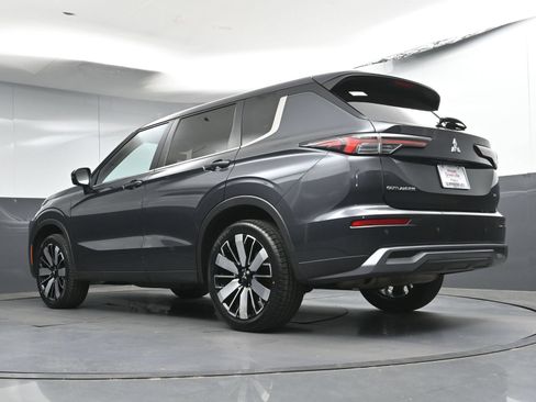 Used 2025 Mitsubishi Outlander AWD image 31