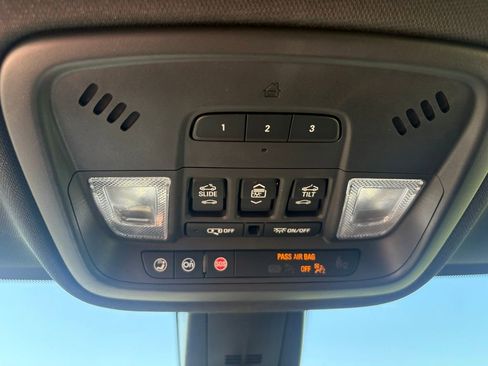 Used 2023 Chevrolet Traverse LT w/ LT Premium Package AWD/4WD image 32