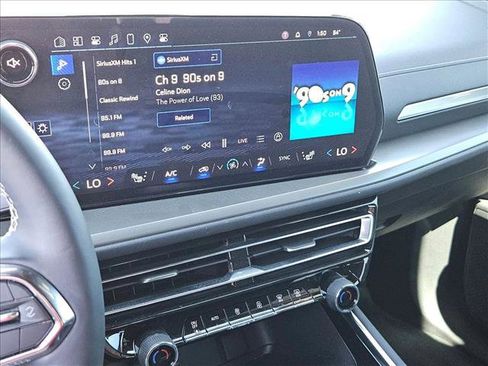 Used 2025 Chevrolet Traverse LT w/ Driver Confidence Package image 16