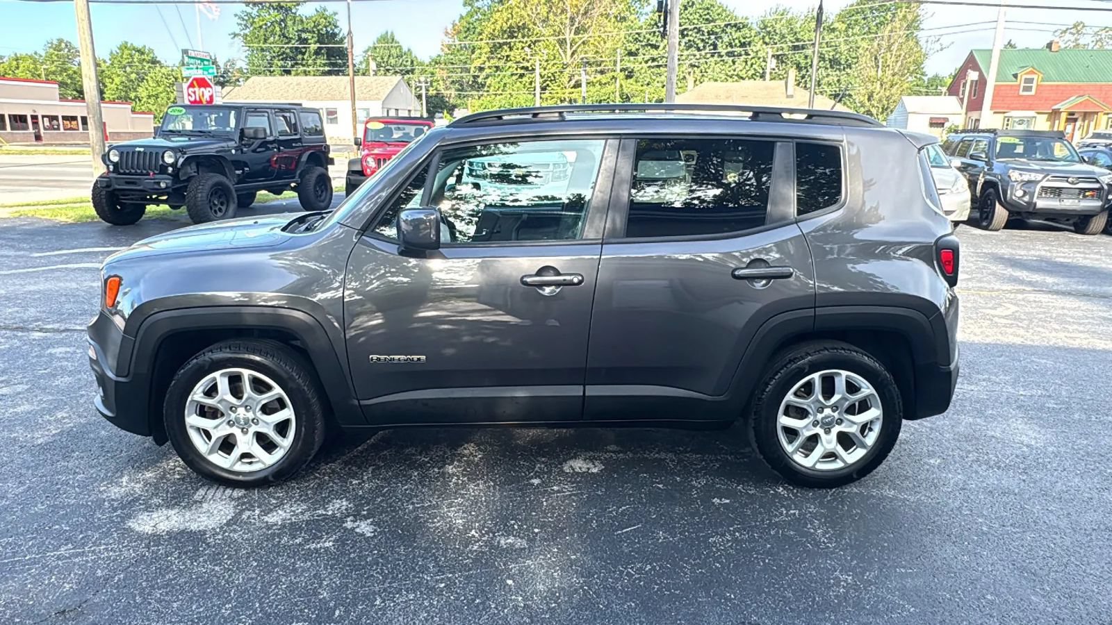 Used 2017 Jeep Renegade Latitude FWD image 4