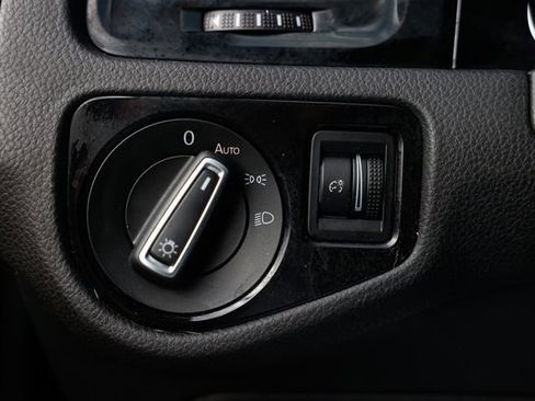 Used 2018 Volkswagen Golf R 4-Door image 48