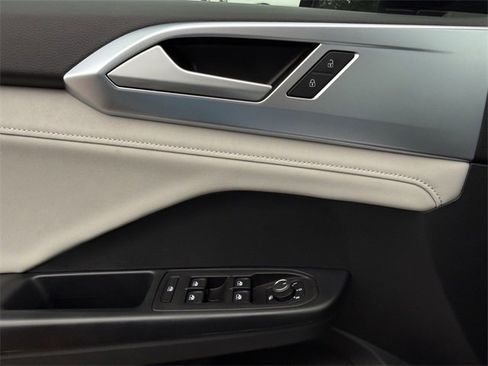 Certified 2025 Volkswagen Taos SE image 23