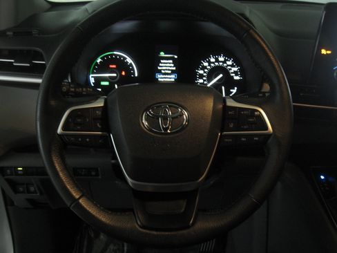 Used 2023 Toyota Sienna XLE image 16